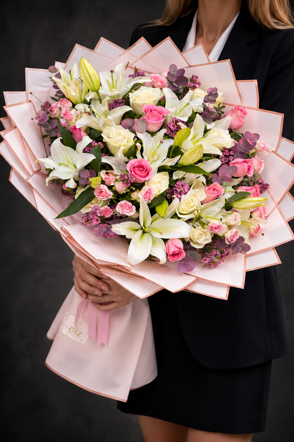 Toz Pembe Ambalajlı Karışık Beyaz Lilyum ve Pembe Gül Buketi Tasarımı
